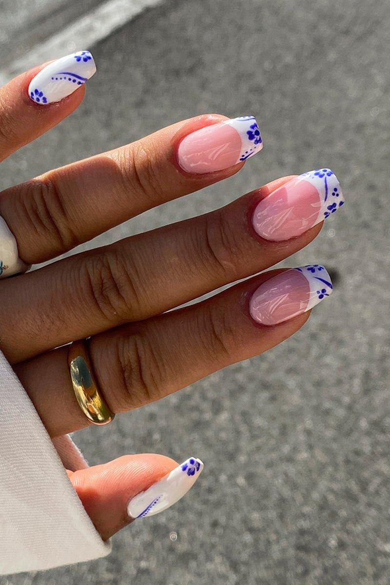 Elegant Fransk Manicure med Blomsterlook fra Nailster